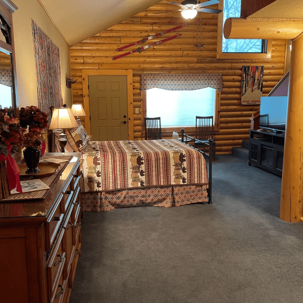 River_Retreat_Lodge_Swan_Valley_Hotel_Grand_Targhee_Suite 3 - River Retreat Lodge Image of queen bed in lodge