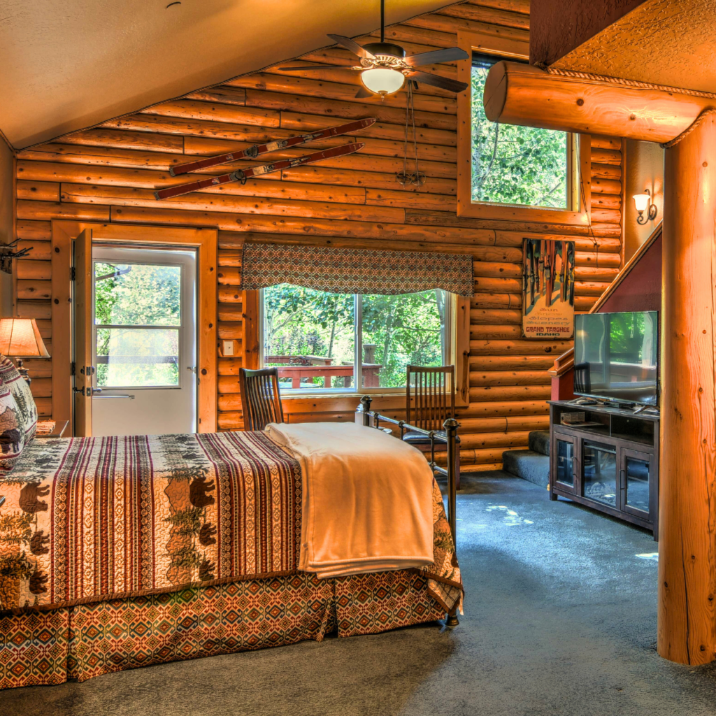 cropped-River_Retreat_Lodge_Swan_Valley_Hotel_Grand_Targhee_Suitepng - River Retreat Lodge Image of Queen Bed and lodge decor in oversized suite in Idaho Lodge