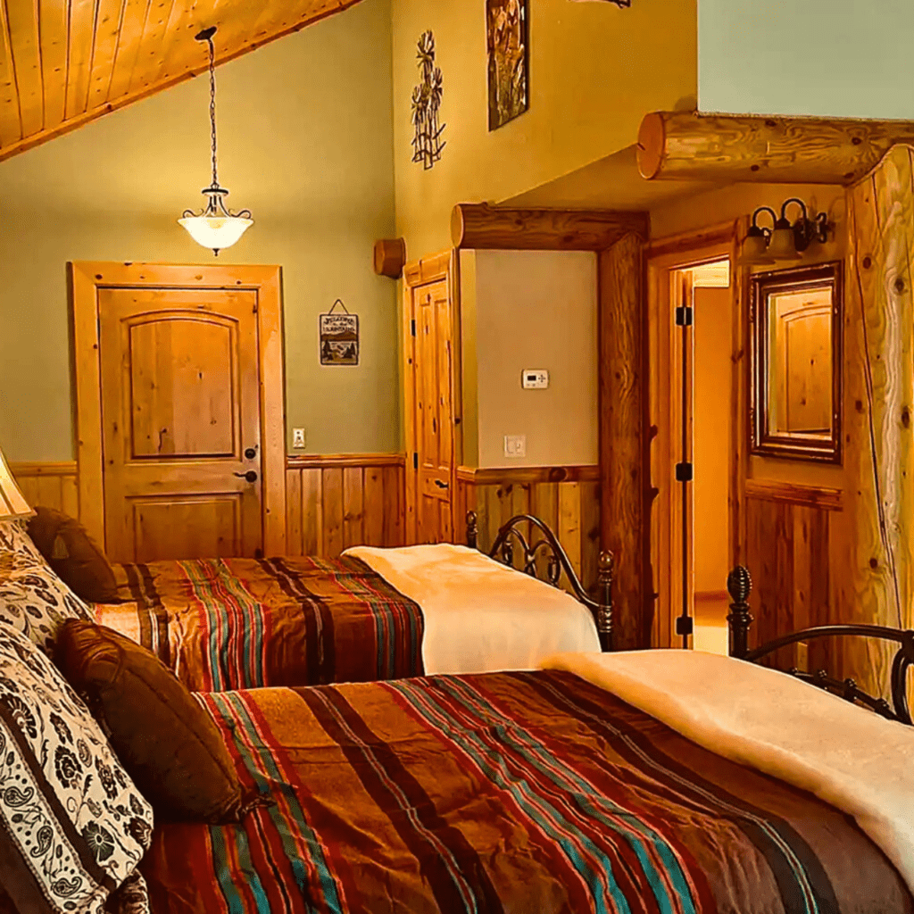 cropped-River_Retreat_Lodge_Swan_Valley_Hotel_Palisades_Suitepng - River Retreat Lodge Image of 2 full beds in lodge in Swan Valley Idaho